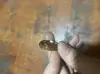 Anel retrô com design de cordas de violão acústico Shengxi incrustadas, 6 mm, ouro rosa, sem ranhuras, com textura de madeira e acabamento em seda amarela.