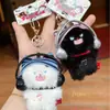 Serie de Mascotas Tiernas y Peludas de Dibujos Animados Llavero de Gato de Peluche con Sombrero Rayado Colgante Adorable de Gatito para Mochila