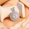 Pingente, um item popular transfronteiriço, apresenta um design geométrico redondo, cobre com zircônia cúbica microincrustada e banho de ouro 18K. É um acessório de joia DIY e um item em alta no Douyin