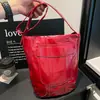 Bolsa de balde casual de grande capacidade para mulheres, novo modelo outono 2026, alto valor estético, cor sólida, design de rebite, bolsa de ombro simples para o dia a dia