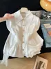 Camisa blanca de manga larga para mujer, estilo dulce y suave, top adelgazante de estilo francés para principios de otoño, entallado a la cintura, color azul liso