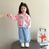 Conjunto de moletom para meninas, estilo esportivo de primavera, 26 novos modelos, conjunto de primavera infantil moderno e estiloso, conjunto popular de duas peças para meninas