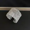 Estilo europeu e americano, pulseira de metal trançado com punho aberto única, apresentando um design exagerado e de nicho, nova joia da moda 2026