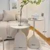 Mesa lateral minimalista nórdica para espaços pequenos, pequena mesa redonda de arte em ferro, pequena mesa de centro estilo creme para uso doméstico, mesa de cabeceira