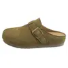 Mules Birkenstock fechadas na frente com sola grossa para aumentar a altura, modelo novo outono 2026, chinelos preguiçosos de calçar fácil com design de dedo dividido falso.