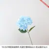 Se utilizan 45 hortensias artificiales de un solo tallo recubiertas como accesorios de fotografía, creando una escena visualmente rica y llamativa.