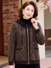 2026 Nuevo Estilo Ropa para Madres Invierno Chaqueta Gruesa con Capucha y Cremallera para Mujer Moda Versátil Top para Mujeres de Mediana Edad y Mayores
