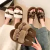Nuevas zapatillas peludas de suela gruesa para mujer 2026, diseño de hebilla de cinturón con estampado de leopardo de moda, adecuadas para usar en exteriores en otoño e invierno