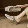 Sandalias de Verano Frescas Baotou Tejidas de Piel de Oveja Estilo Nuevo 2025 Tacón de 3 cm Sandalias Cómodas Versátiles Chanclas Perezosas para Mujer