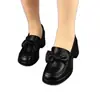 Sapatos femininos de sola macia, novo modelo outono 2026, bico redondo com laço, mocassins casuais para mães, sapatinhos de couro para mulheres