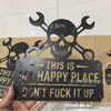 Transfronterizo Este Es Mi Lugar Feliz Letrero de Metal para Pared Placa de Happy World Skull