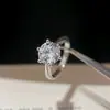 Anillo de Moissanita de Seis Garras Familia T para Mujer Estilo Clásico Moissanita Color D Diamante de Alta Concentración Anillo Chapado en Platino Sentido de Diseño de Nicho