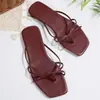 Sandalias retro de estilo francés con tiras finas para mujer, nuevo modelo de verano 2026, chanclas de playa sencillas antideslizantes de suela plana, ligeras