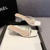 Sandalias cuadradas blancas de tacón grueso con faldas 2025 nuevo estilo francés de noche chanclas verano exterior zapatos de mujer