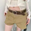 Cinto Y2K vintage de personalidade nicho com tachas para mulheres, projetado para combinar com saias e jeans, com detalhes ondulados em couro