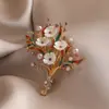 Broche de estilo antiguo nuevo de alta gama ins para mujer estilo chino abanico borla pin de traje cheongsam tapeta de presión corsage al por mayor