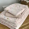 Juego de Verano de Cuatro Piezas con Colcha de Gasa de Doble Capa de Algodón Puro, Amigable con la Piel y Cómoda, de Grado Materno e Infantil, con Cordón Integrado, Núcleo de Colcha Lavable a Máquina