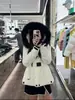 Parka Curta Moncler de Inverno 2026 com Cinto na Cintura, Jaqueta de Penas Feminina com Gola Grande de Pelo e Capuz, Casaco de Penas de Ganso Branco