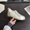 Zapatos de Entrenamiento Alemanes Transpirables Calados Verano 2026 Estilo Americano Retro Zapatos Casuales de Suela Fina para Mujer con Tacón Oculto Elevador