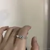Anillo Hueco Estilo Vintage Cool con Tachuelas de Diamante Cepillado y Temperamento Único, Estilo Niche Old Money, Anillo Apilable con un Toque de Lujo para Mujer