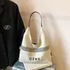 Bolso Tote Rayado con Letras de Estilo Retro de Alta Apariencia, Nicho, Relajado, Nuevo Estilo para Otoño Temprano para Mujer, Bolso Cruzado Ligero para Viajar