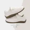 Zapatillas de entrenamiento blancas lechosas alemanas para mujer, de suela blanda, ligeras, zapatos blancos retro, zapatos casual de cuero versátiles para ir al trabajo de otoño 2026