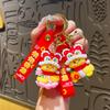 Mascota de Dibujos Animados Estilo Chino Sombrero de Danza del León Pequeña Serpiente Dorada Llavero Creativo Zodiaco Muñeco Pequeño Regalo Llavero Lindo