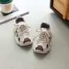 Novo Modelo 2026 Sapatos Infantis, Malha Respirável Estilo Pai, Para Meninos e Meninas, Velcro, Antiderrapante, Sola Macia, Sapatos Casuais Esportivos