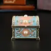 Caixa de joias baú do tesouro em liga esmaltada estilo europeu, adornada com pérolas e strass, uma caixa de armazenamento baú do tesouro vintage, uma peça decorativa para sua mesa