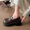 Zapatos Planos Versátiles Mocasines de Tacón Grueso Estilo Británico Zapatos Pequeños de Cuero para Mujer Aumentan la Altura Primavera Retro 2026 Negro Punta Redonda