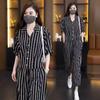 Traje casual de estilo occidental para mujer, moda de verano 2025, nuevo conjunto de dos piezas con camisa de manga corta a rayas y pantalones anchos.