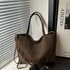 Novo Lenço Triângulo Versátil Bolsa Tote de Grande Capacidade Outono e Inverno 2025 Nova Bolsa Transversal de Ombro Estilosa para o Dia a Dia Bolsa Feminina