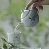 Tetera azul y blanca pintada a mano de las dinastías Tang y Song con diseño de urraca en rama, Juego de té Kung Fu, Color bajo vidriado estilo erudito, Filtro de agujero de bola, Tetera de mano para el hogar
