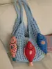 Bolso bandolera de diseño único para mujer, moderno bolso de hombro tejido con forma de pez pequeño, modelo versátil 2026 nuevo para ir al trabajo y vacaciones