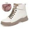 Botas Outono e Inverno 2024 Novas Botas de Solado Grosso Sapatos Casuais de Couro Quentes com Forro de Lã Sapatos Femininos Bico Redondo Botas Curtas de Solado Macio