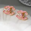Brincos Pingente Letra Cc Inlaid em Resina com Pérola Imitação e Strass da Qingdao Daiwei Jewelry São Adequados para Uso Diário Feminino