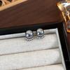Pendientes retro exquisitos con perlas de imitación de diamantes de imitación para mujer, pendientes elegantes, ligeros y de lujo, pendientes sencillos que combinan con todo, pendientes exquisitos con perforación en la oreja.