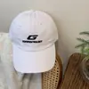 Boné de Baseball Bordado Rasgado Estilo Hip-hop Americano Feminino Verão 2024 Novo Estilo Mostra Rosto Aba Pequena Larga Aprofundado
