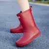 Botas de Chuva e Sapatos Aquáticos de Novo Estilo Transfronteiriços para Mulheres, Impermeáveis, Antiderrapantes, Modernos e Populares, Sapatos de Chuva Leves para Mulheres, Sapatos de Borracha para Adultos