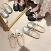 Sandalias Planas, Pantuflas Perezosas, Mocasines, Nuevo Estilo 2026, Inspiración Chanel, Punta Cerrada, Medias Pantuflas de Perlas sin Cierre para Mujer
