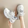 Sapatos Femininos Primavera e Outono Novos Respiráveis Estilo Pai Coreano Versátil Sola Grossa Aumento de Altura Malha Casual Tênis de Corrida Esportiva para Mulheres
