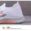 Moda combinable para mujer Tejido volador para estudiantes Deportes al aire libre Antideslizante Resistente al desgaste Malla transpirable al por mayor Primavera y verano Casual Suela suave