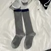 Novas Meias de Cano Médio Pretas de Tricô Outono e Inverno para Mulheres, Meias Slouch de Algodão Puro com Costela em Cor Contrastante Emagrecedoras, Atacado de Meias Zhuji