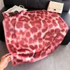 Lenço de seda artificial suave e atmosférico de alta qualidade, xale estampado, lenço de pescoço versátil, lenço de cabeça com proteção solar, lenço