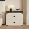Mesa de cabeceira de madeira maciça em estilo vintage creme, design minimalista italiano, adequada para espaços pequenos, armário de armazenamento moderno simples para quarto