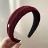 Faixa de Cabeça Larga Listrada Estilo Vintage para Mulheres 2025 Nova Faixa de Cabelo Presilha de Cabelo com Topo Alto Acessório de Cabelo da Moda