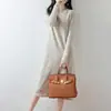 Vestido de Punto de Lana Pura con Cuello Redondo Semi Alto de Manga Larga para Mujer, Diseño Hueco Retorcido, Largo Medio, Nueva Colección Otoño/Invierno 2026