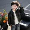 Chaqueta de cuero para niño 2026 nueva moda primavera y otoño estilo cool cortavientos juvenil coreano parcheada chaqueta de cuero
