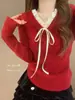 Suéter de tricô patchwork com gola V estilo college para mulheres, de manga longa, coleção outono/inverno 2026, com detalhe de amarração, estilo pullover e projetado como uma camada base