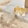 Pulsera de Moda Transfronteriza con Diseño Hueco de Acero Inoxidable Ala Chapada en Oro Pulsera Versión Ancha Hidráulica Accesorios de Resorte Venta al por Mayor